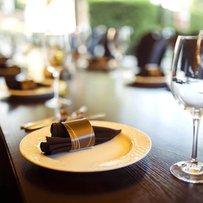 sparkling-glassware-stands-on-long-table-prepared-2023-11-27-04-50-35-utc-650x650 (1)